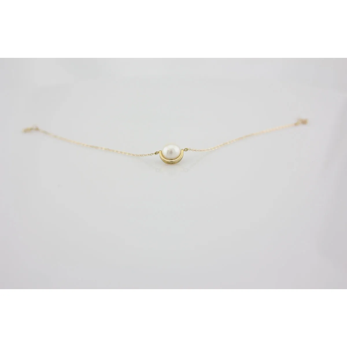 9k yellow gold bracelet with white freshwater pearl