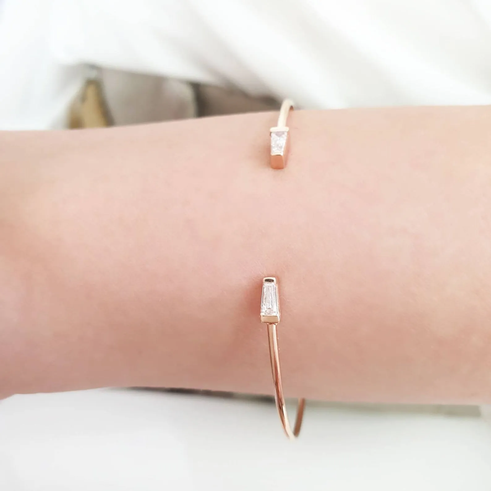Bangle fancy baguette diamonds in solid gold