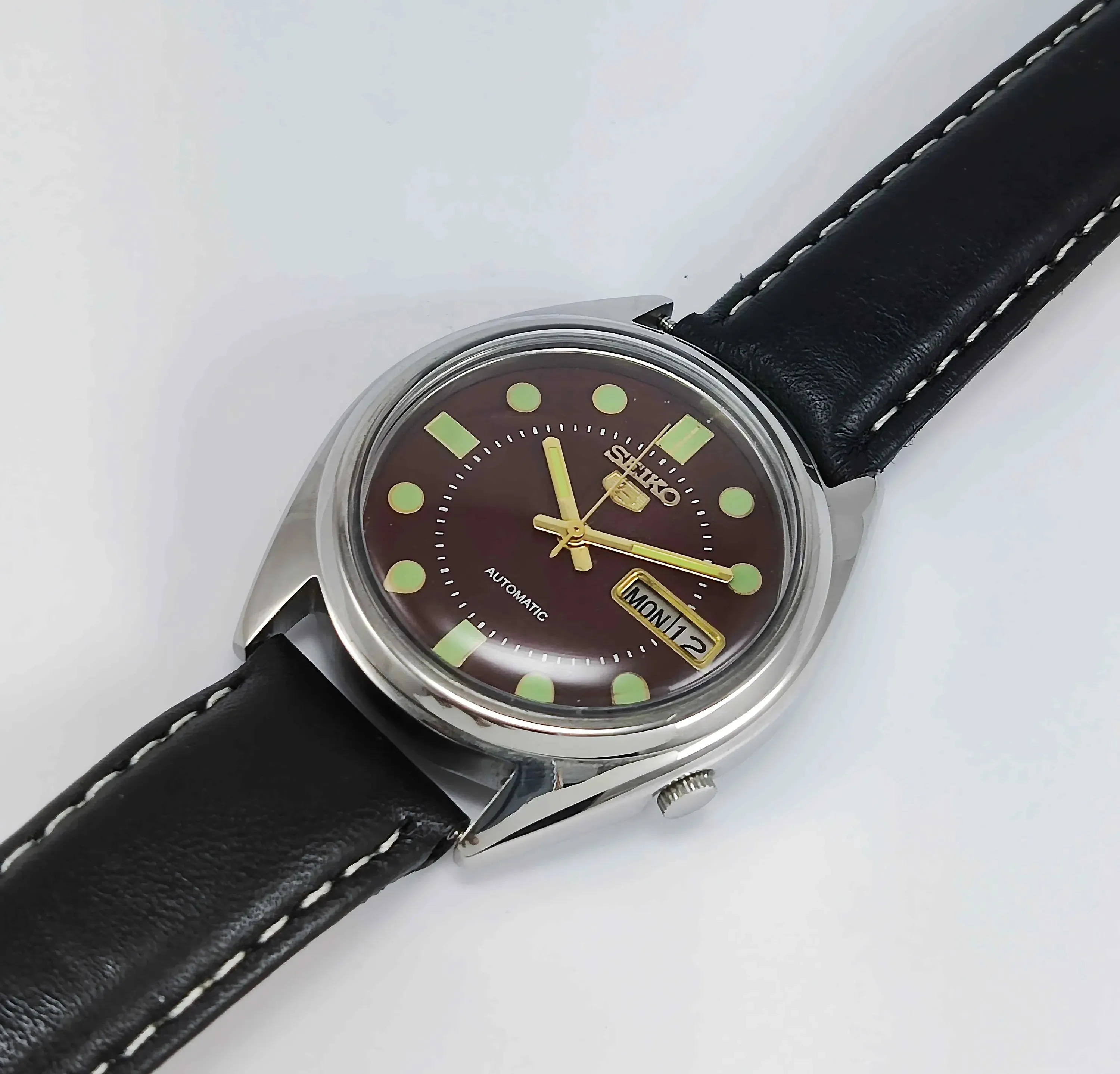 Seiko 5 Automatic-7009A Analog 17 Jewels Analog Day Date Maroon Dial Men's Mechanical Watch