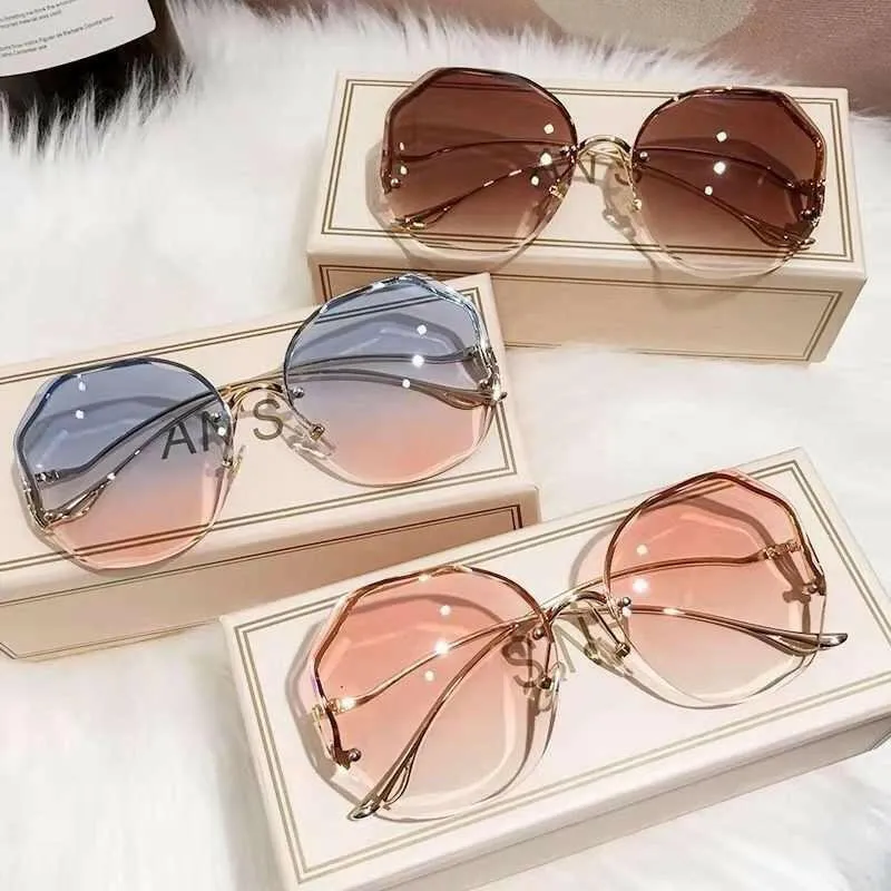 Stylish Curved Rimless Sunnies